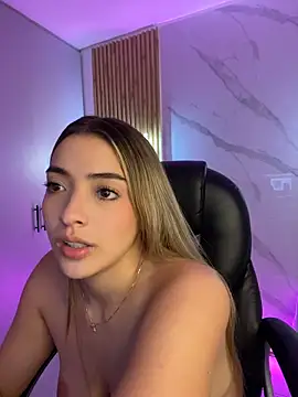 kyliejoness снимок онлайн-комнаты на Stripchat