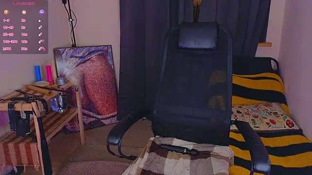 laracroftmansion live room snapshot on Stripchat