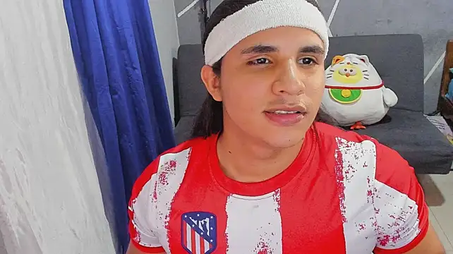 latinboyfit momentopname van live room op Stripchat