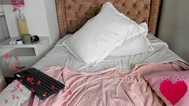 laura_hotties снимок онлайн-комнаты на Stripchat
