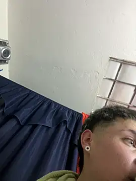 liam_hot77 live room snapshot on Stripchat