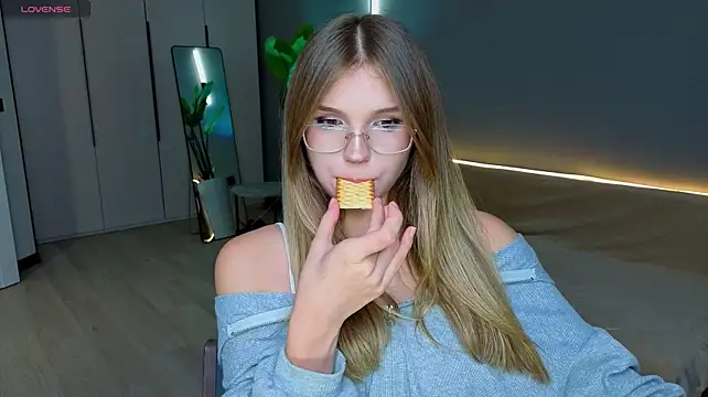 linakorvin live room snapshot on Stripchat
