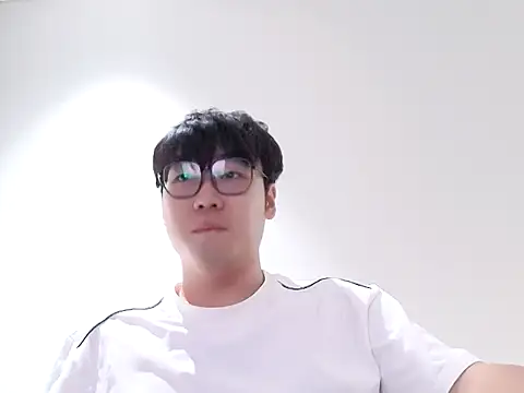 liyang889988 live room snapshot on Stripchat