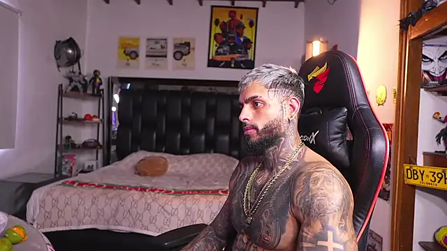 logan_hugh8 Momentaufnahme des Live-Raums auf Stripchat