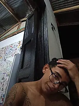 luis_v046 снимок онлайн-комнаты на Stripchat