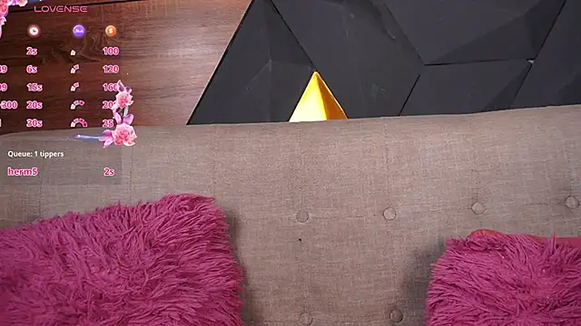 ly_lulu live room snapshot on Stripchat