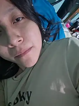 madi23q momentopname van live room op Stripchat