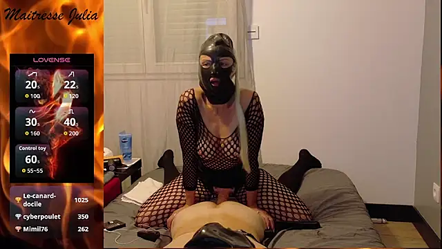 maitresse-julia-045 Momentaufnahme des Live-Raums auf Stripchat