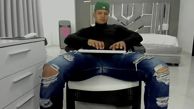 master_leather live room snapshot on Stripchat