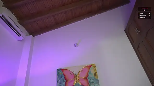 melany_riccii live room snapshot on Stripchat