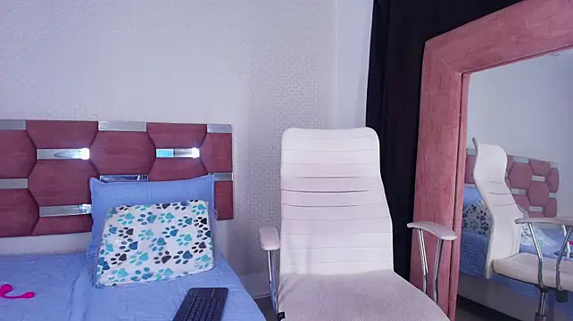 mia_celestee Momentaufnahme des Live-Raums auf Stripchat