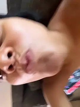 mia_moonna live room snapshot on Stripchat