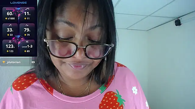 miajoseph_ live room snapshot on Stripchat