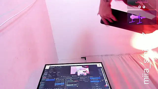 miia-smith97 live room snapshot on Stripchat