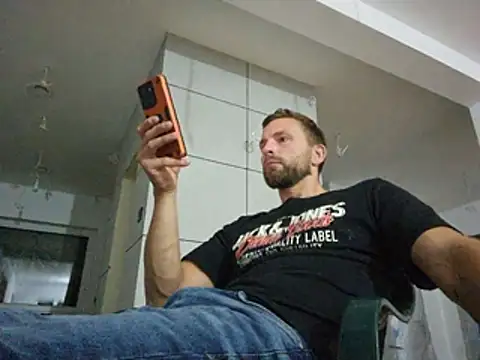mikhael999 Momentaufnahme des Live-Raums auf Stripchat