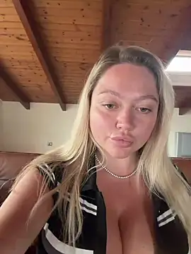 misstitmouseofficial live room snapshot on Stripchat