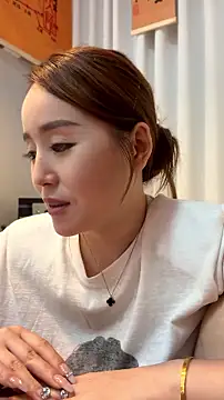 momoli60 Momentaufnahme des Live-Raums auf Stripchat