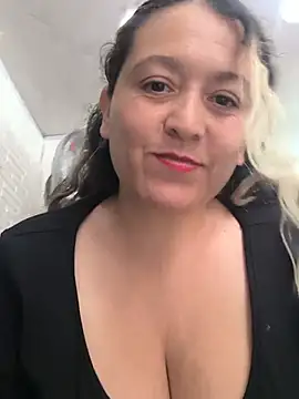 mooncurves live room snapshot on Stripchat