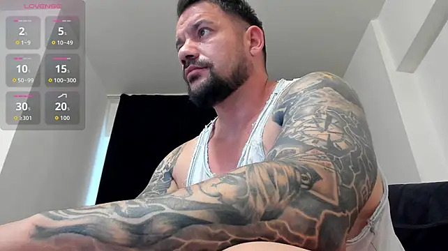 musclemonster31 live room snapshot on Stripchat