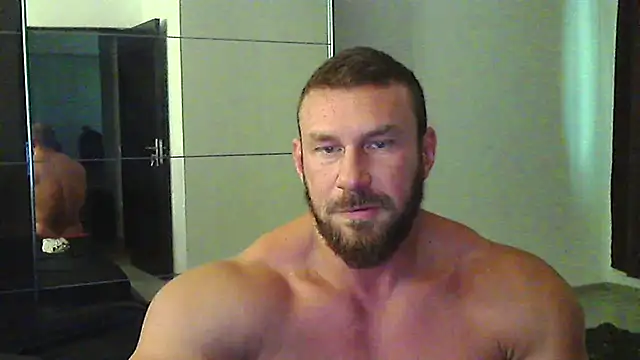 muscularkevin снимок онлайн-комнаты на Stripchat
