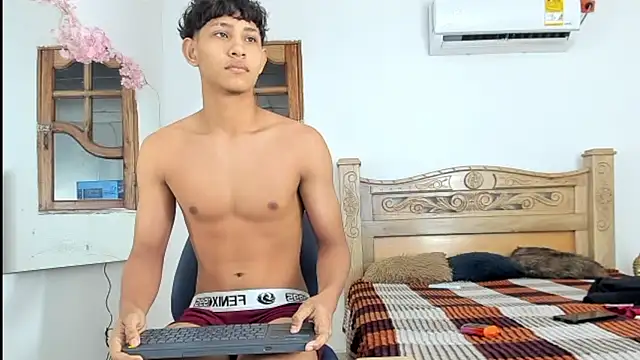 nedye_rouss снимок онлайн-комнаты на Stripchat