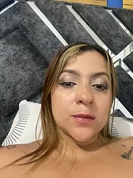 nicolsexysquirtt69 live room snapshot on Stripchat