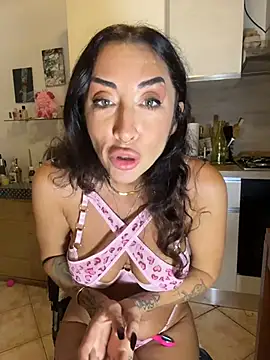 nika_fendi live room snapshot on Stripchat