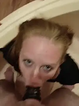 redslovestofuck live room snapshot on Stripchat