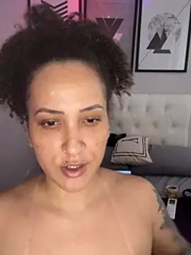 romena_ Momentaufnahme des Live-Raums auf Stripchat