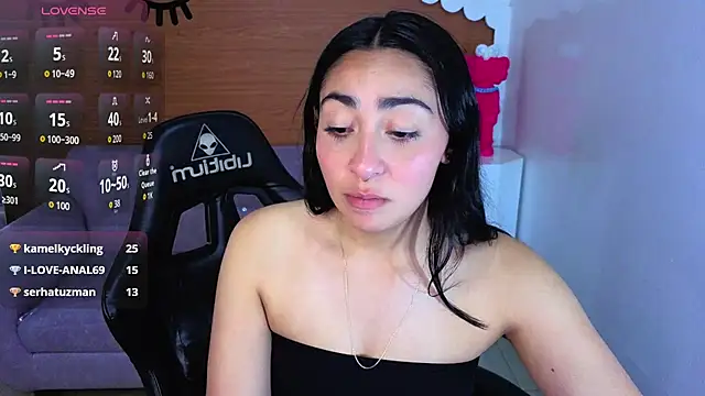sara_lux_t live room snapshot on Stripchat