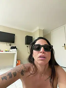 sexy7883 live room snapshot on Stripchat