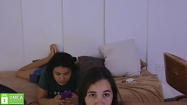 sexychanell_18 live room snapshot on Stripchat