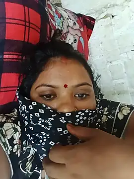 sexypojaa233 live room snapshot on Stripchat