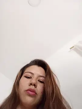 sky_valen live room snapshot on Stripchat