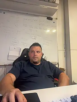 snayperm123 live room snapshot on Stripchat