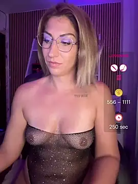 sofiah_ live room snapshot on Stripchat