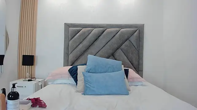 sweetandyy_ live room snapshot on Stripchat