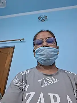 sweetyashu live room snapshot on Stripchat