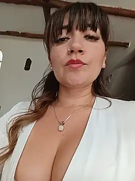 tata_sanz_ live room snapshot on Stripchat