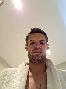 toniy26 live room snapshot on Stripchat