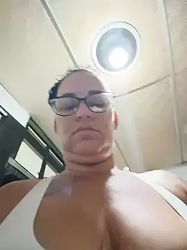 tugordita-hot live room snapshot on Stripchat
