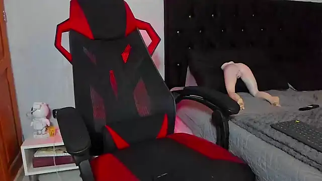 tyler_hank01 live room snapshot on Stripchat