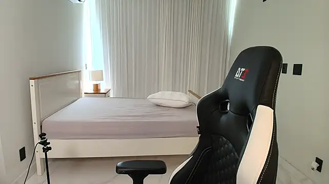 upssnowy снимок онлайн-комнаты на Stripchat