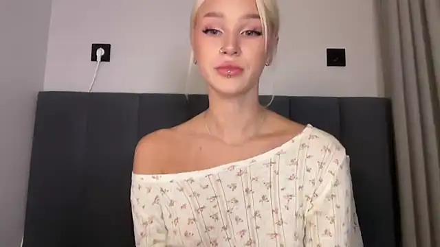 ur_molly live room snapshot on Stripchat