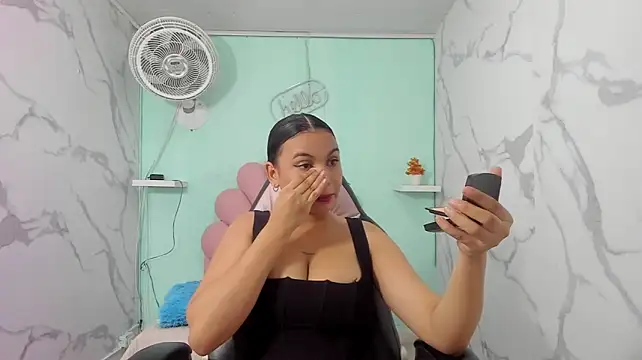 valeria_martinez19 live room snapshot on Stripchat
