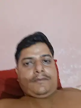 wh_9L4o7L333_elghtt momentopname van live room op Stripchat
