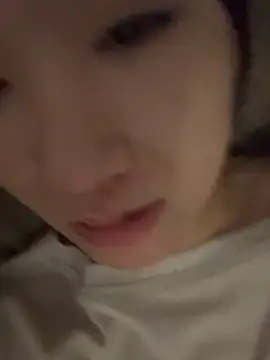 xinxiny1 live room snapshot on Stripchat