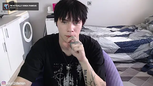 yourlildemon momentopname van live room op Stripchat