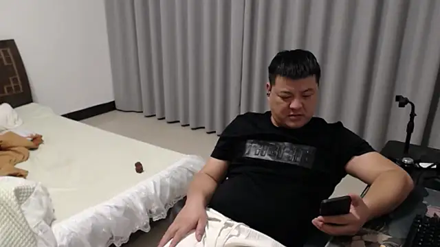 zhang1118 live room snapshot on Stripchat
